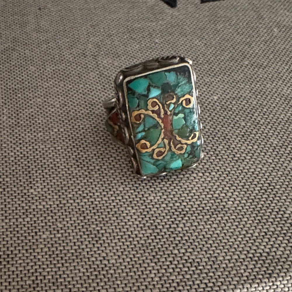 Antique Elegant Silver and Turquoise Ring